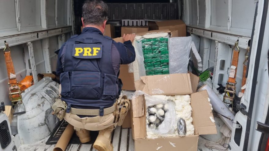 Van carregada com drogas e vinhos é apreendida pela PRF na BR-277, em Cascavel