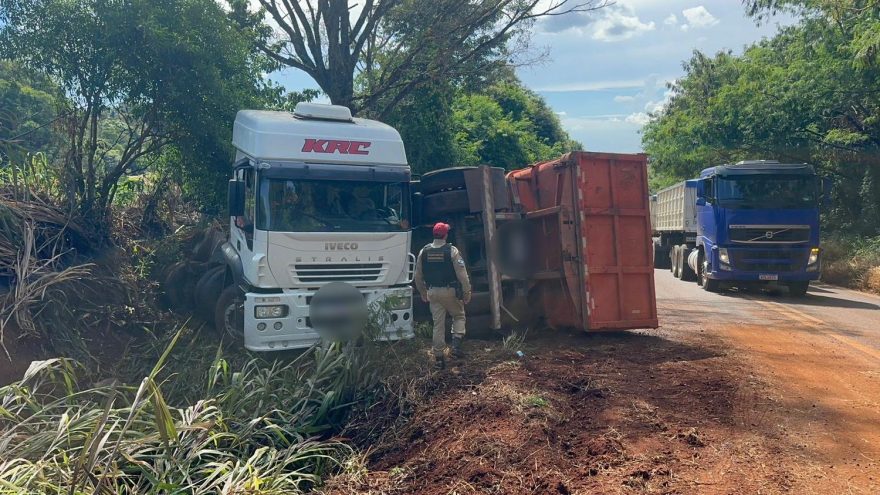 Carreta tomba na PR-180 e motorista fica ferido em Cascavel