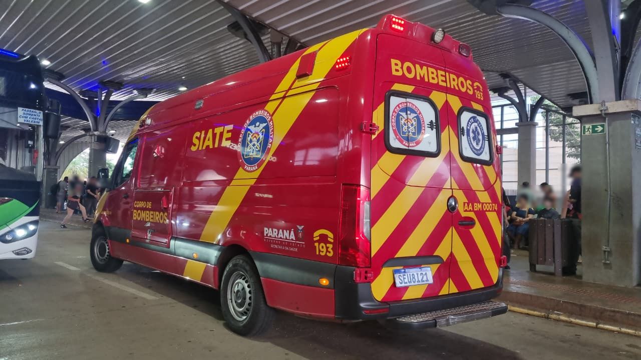Homem sofre fratura exposta ao ser atropelado por ônibus no Terminal Leste em Cascavel
