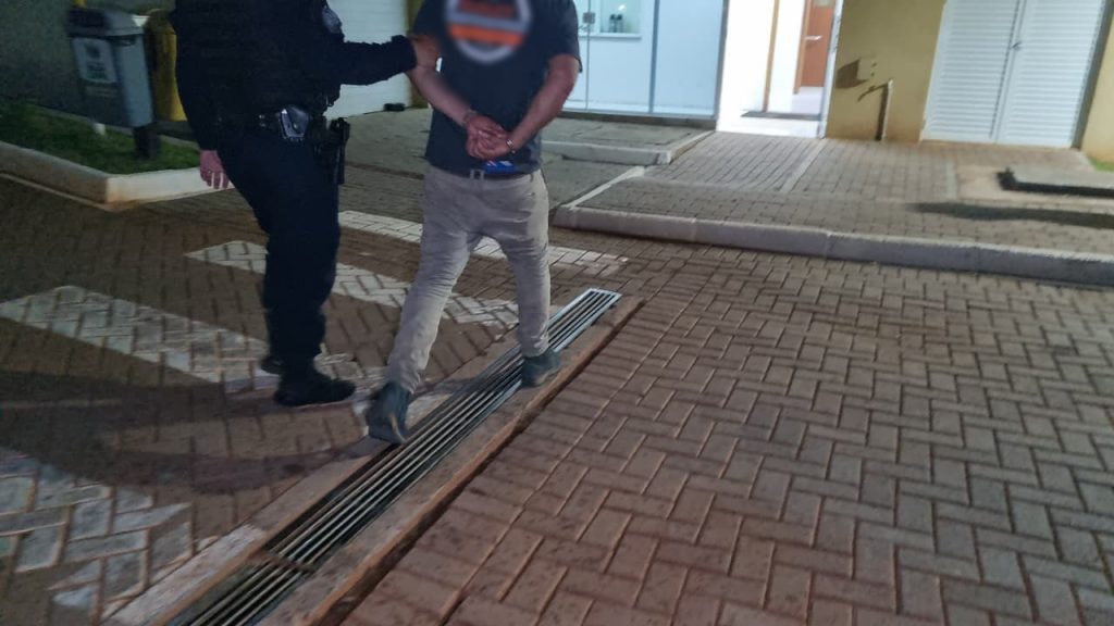 Motorista que bateu em caminhonete estacionada é levado pela GM à Delegacia