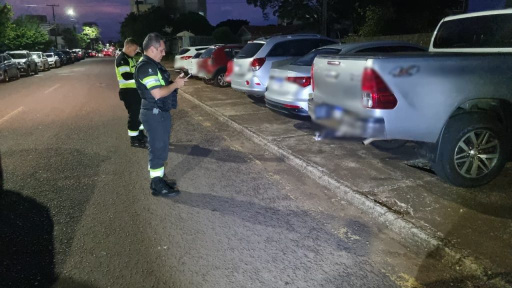 Transitar multa 25 veículos por estacionar sobre a calçada no bairro São Cristóvão Transitar multa 25 veículos por estacionar sobre a calçada no bairro São Cristóvão