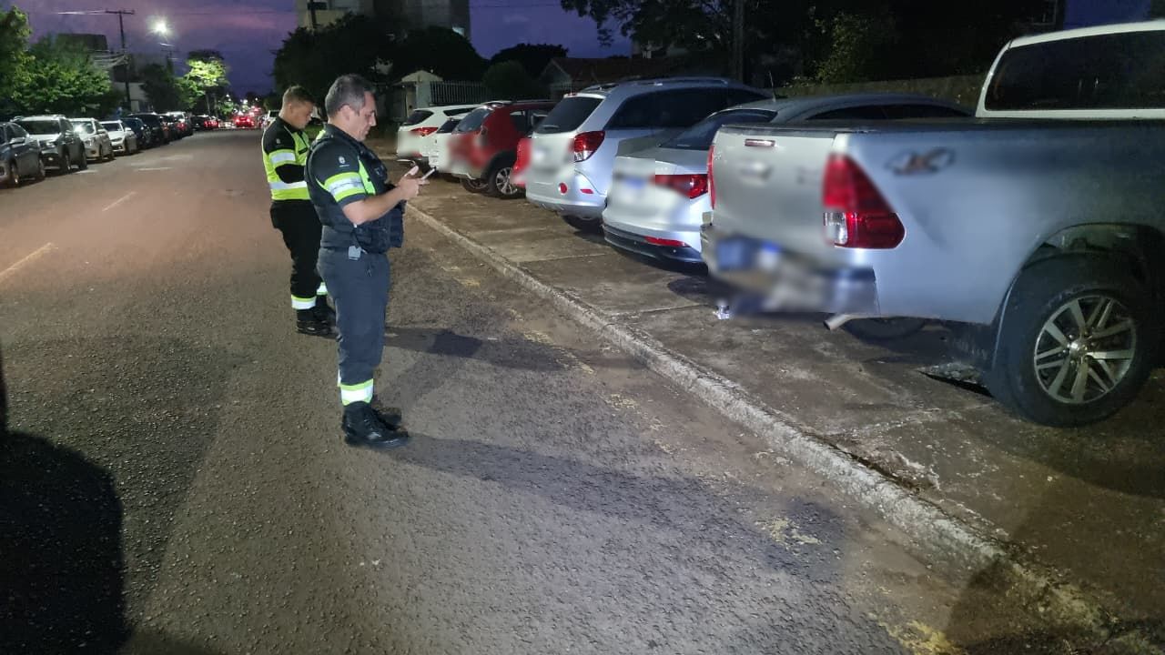 Transitar multa 25 veículos por estacionar sobre a calçada no bairro São Cristóvão
