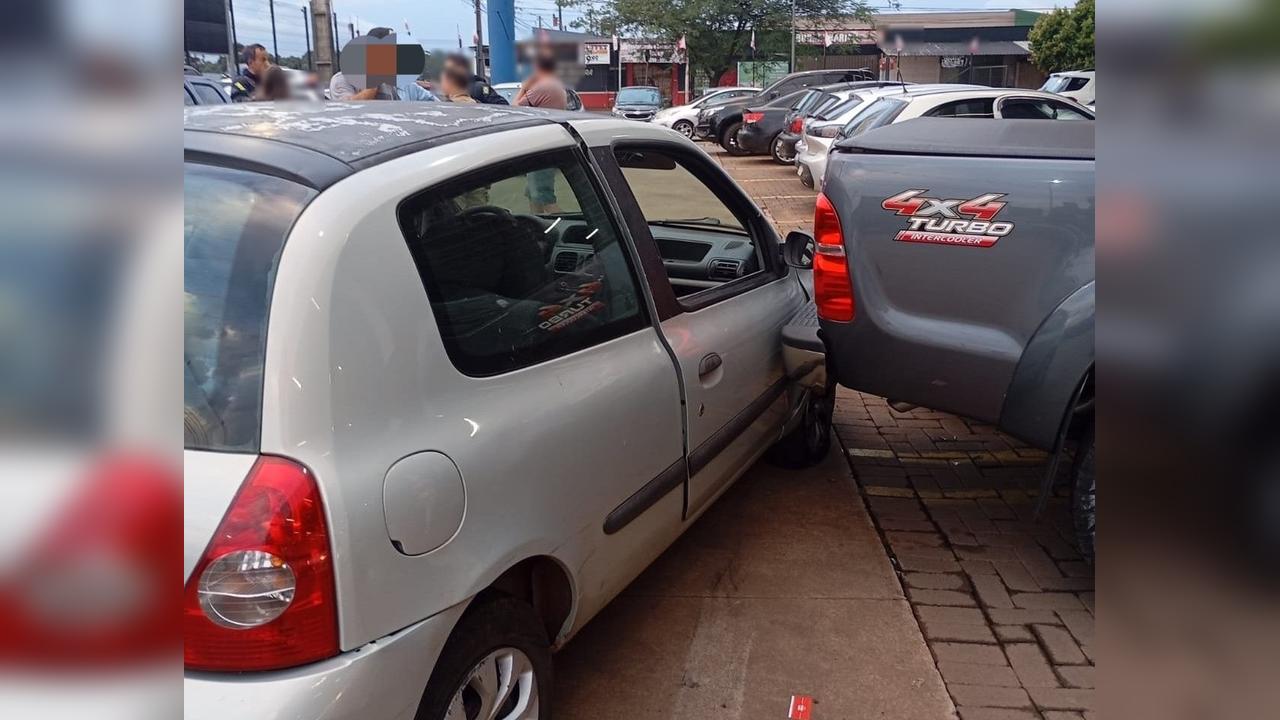 Motorista é detido após bater em carros dentro de estacionamento de supermercado em Cascavel