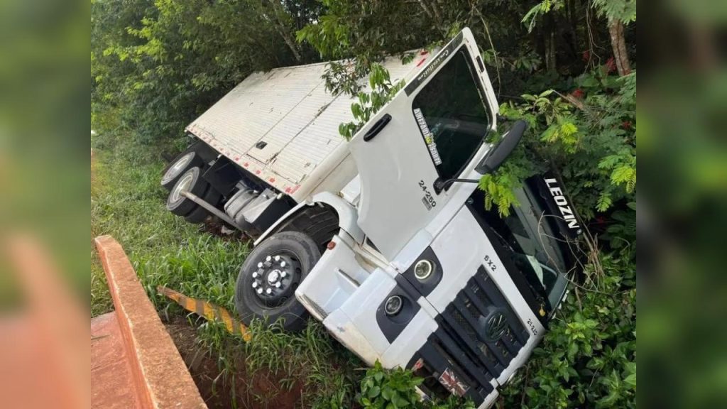 Motorista desvia de máquina agrícola e caminhão despenca às margens da PR-491 Motorista desvia de máquina agrícola e caminhão despenca às margens da PR-491