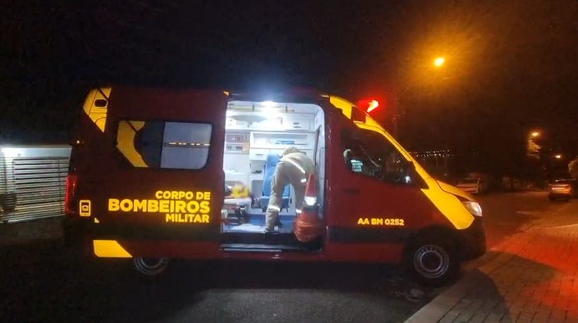 Jovem quebra cinco dentes após cair de bicicleta elétrica ao desviar de cachorro no Jardim União