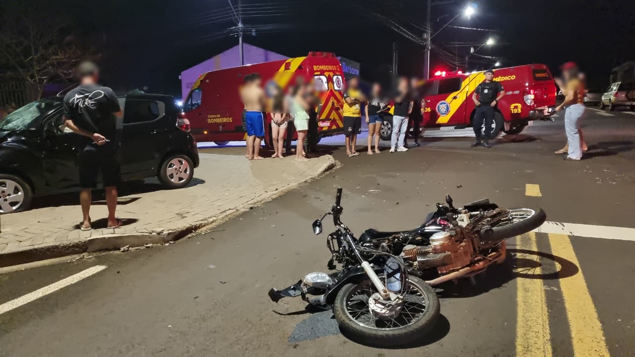 Batida entre Honda CG e Fiat Mobi deixa motociclista com a perna lacerada no Bairro Periolo