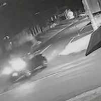 Imagem referente a Grave acidente: Câmera flagra motociclista sendo arremessado contra portão no Periolo