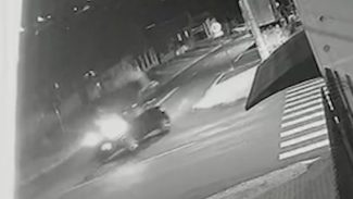 Grave acidente: Câmera flagra motociclista sendo arremessado contra portão no Periolo