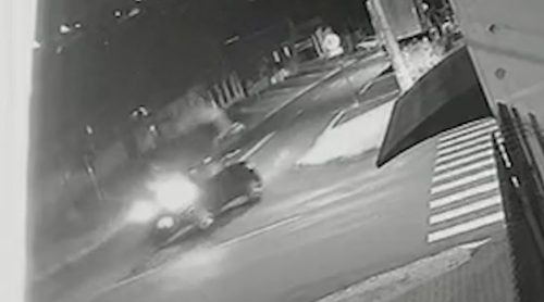 Grave acidente: Câmera flagra motociclista sendo arremessado contra portão no Periolo Imagem referente a Grave acidente: Câmera flagra motociclista sendo arremessado contra portão no Periolo