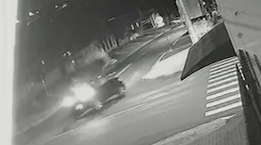 Grave acidente: Câmera flagra motociclista sendo arremessado contra portão no Periolo