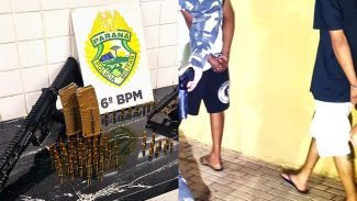 Operação da Polícia Militar resulta na apreensão de um fuzil M4, de uma pistola Glock e na prisão de dois homens
