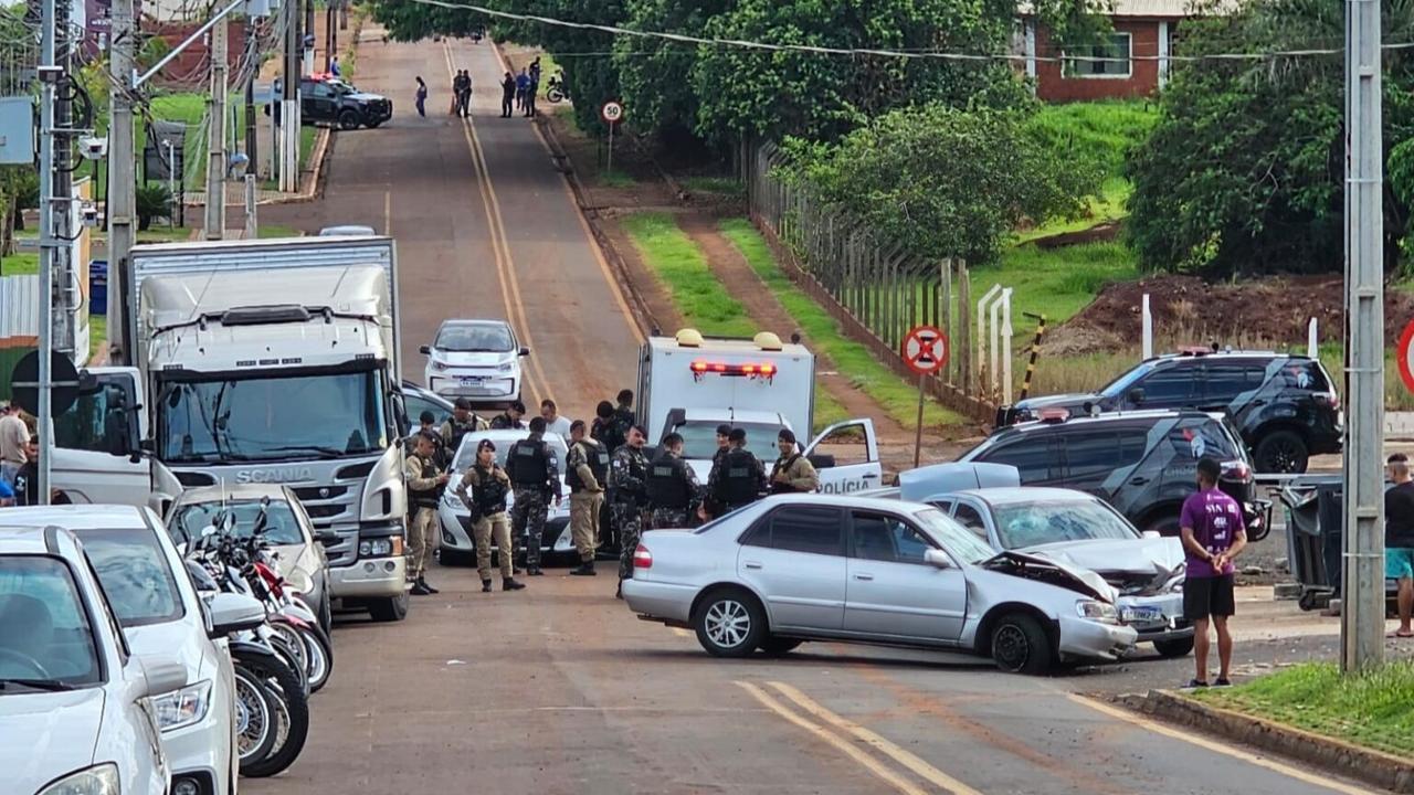 Criminosos com coletes e pistolas que trocaram tiros com o Choque em Maringá estavam indo para Paiçandu matar desafeto