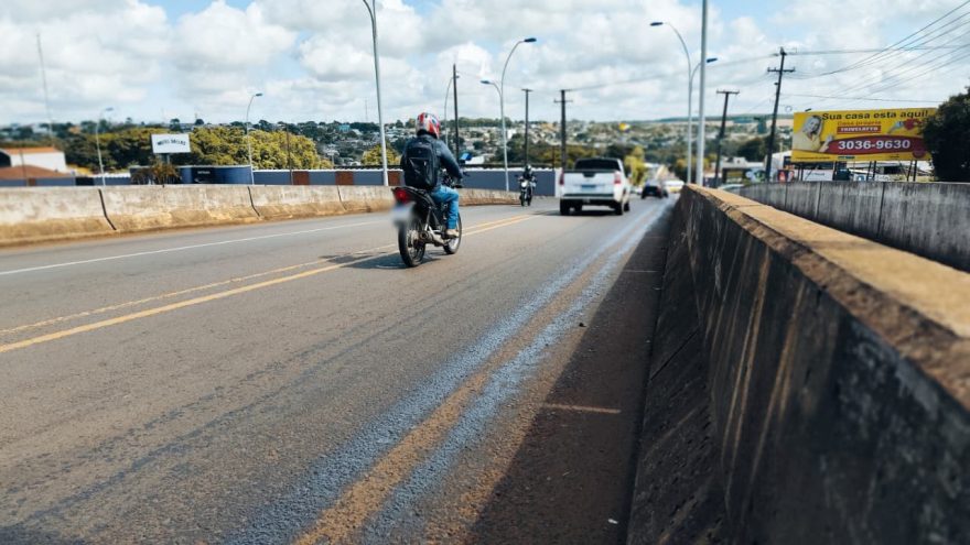 Mancha de óleo é perigo na pista no Viaduto da Rua Jacarezinho