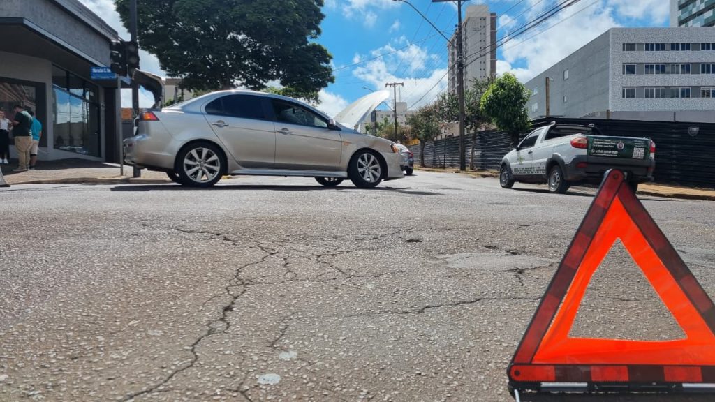 Eixo de Lancer quebra após acidente e vias das Ruas Marechal Rondon e Rio Grande do Sul ficam bloqueadas