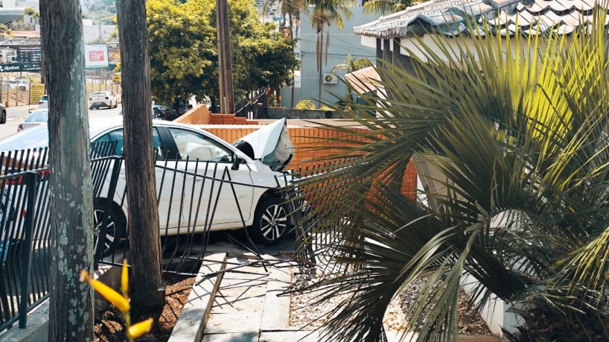 Após colisão Honda City derruba portão e invade pátio de residência no Bairro Neva