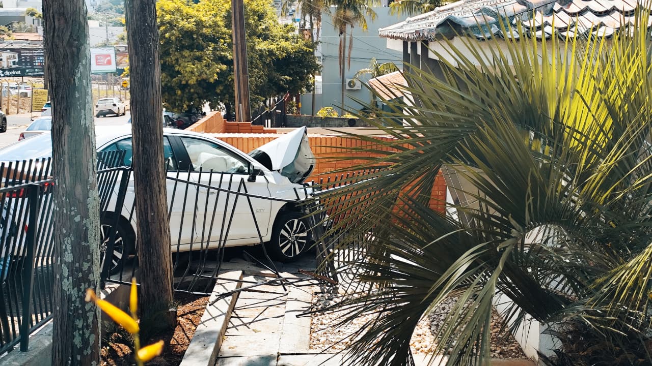 Após colisão Honda City derruba portão e invade pátio de residência no Bairro Neva