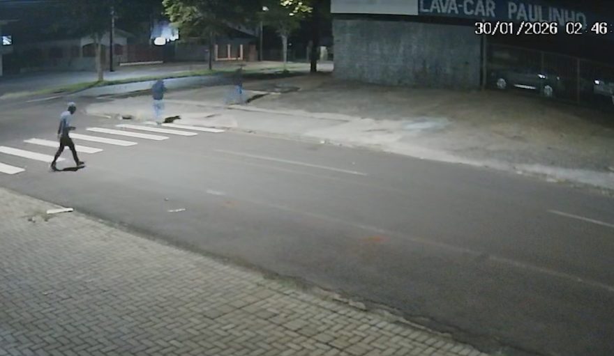 Novas imagens mostram vários homens realizando o furto de carros na empresa da Avenida Rocha Pombo