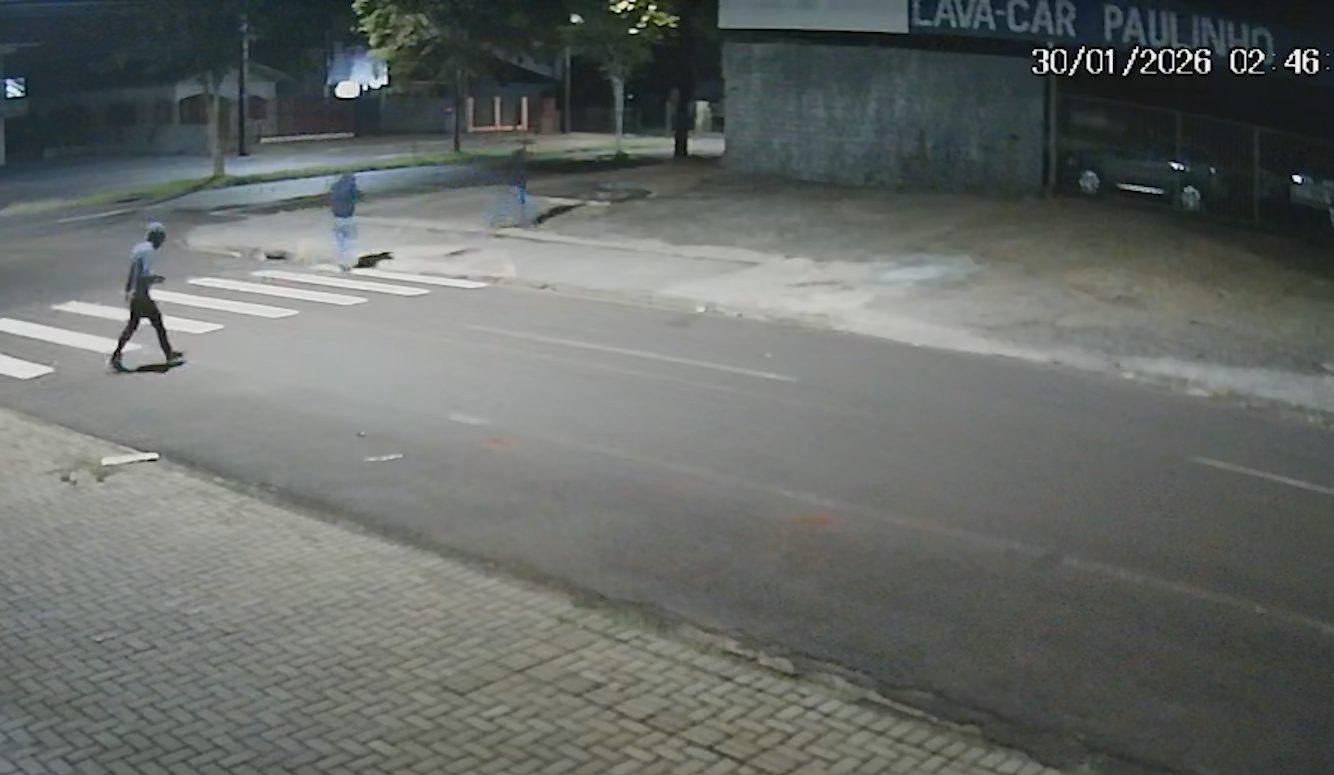 Novas imagens mostram vários homens realizando o furto de carros na empresa da Avenida Rocha Pombo