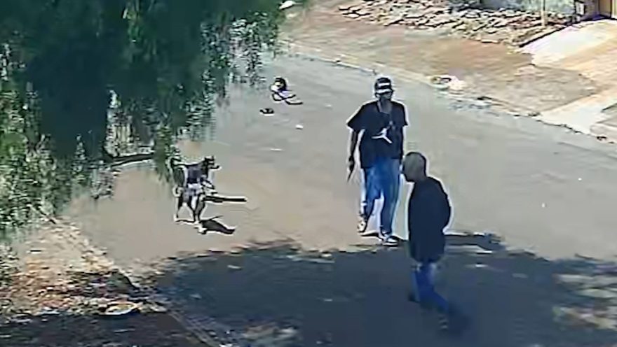 Vídeo mostra homem sendo esfaqueado no Bairro Interlagos