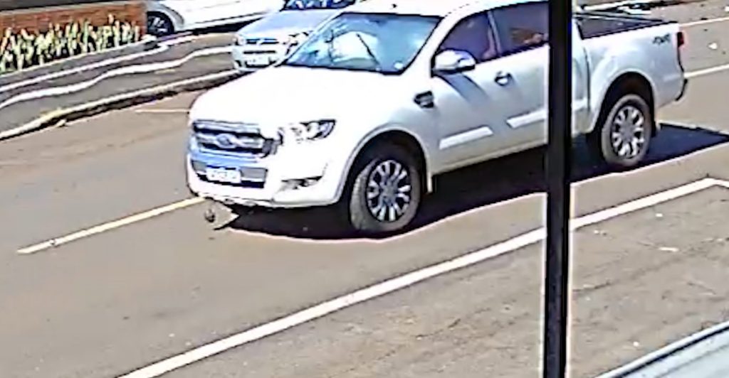 Vídeo mostra colisão entre carro e caminhonete e automóvel invadindo residência no bairro Neva