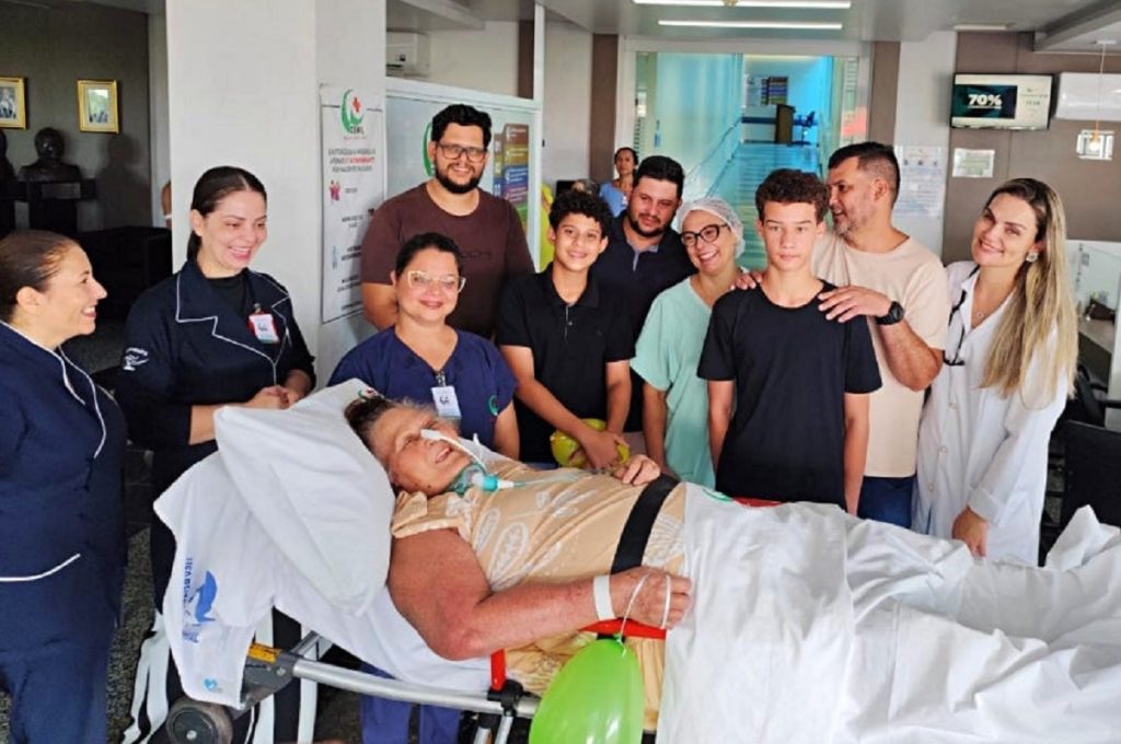 Paranaense com sintomas de ‘morte cerebral’ volta para casa após 214 dias na UTI Paranaense com sintomas de ‘morte cerebral’ volta para casa após 214 dias na UTI