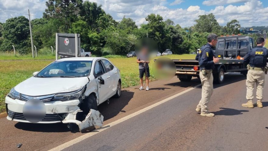 Corolla e guincho se envolvem em acidente na BR-277, em Cascavel