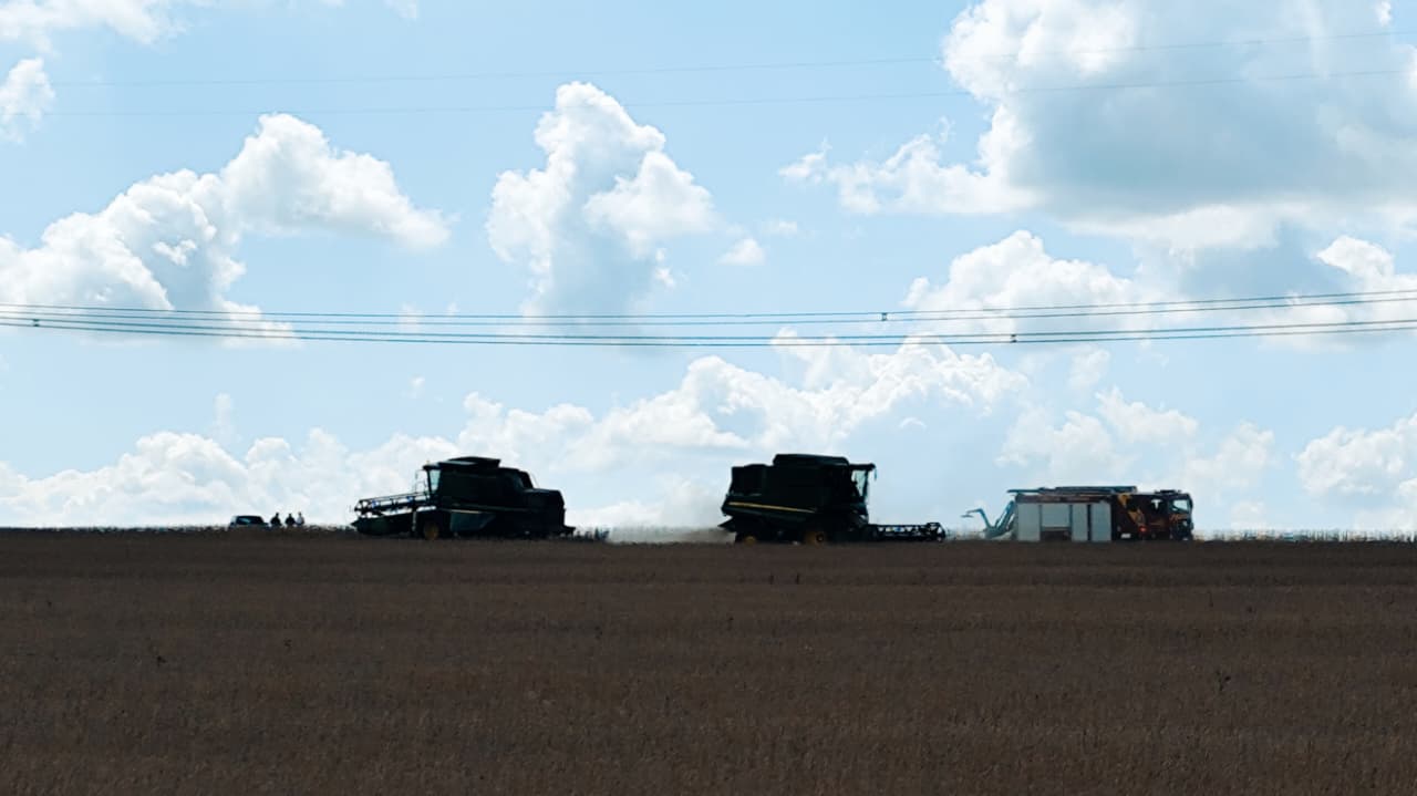 Máquina agrícola pega fogo no meio de plantação em Cascavel Máquina agrícola pega fogo no meio de plantação em Cascavel