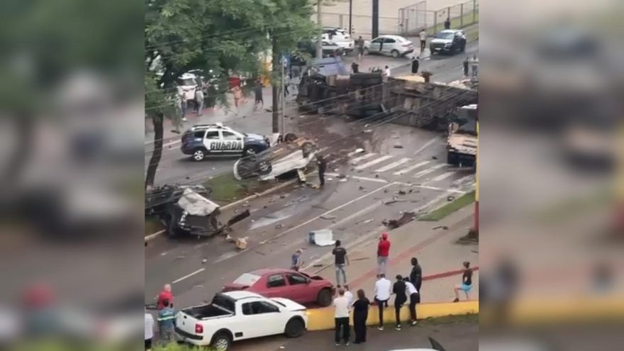 Carreta desgovernada atinge vários carros e deixa feridos graves em Chapecó