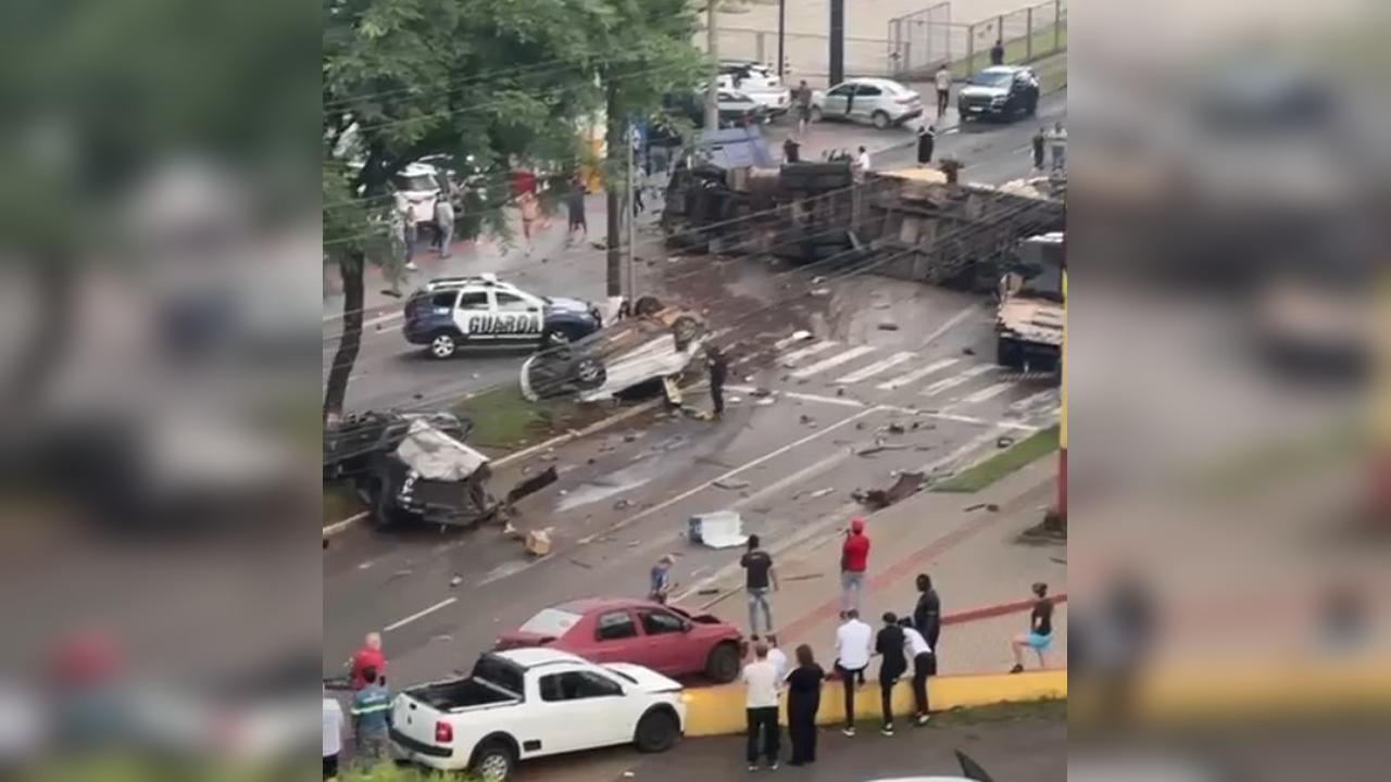 Carreta desgovernada atinge vários carros e deixa feridos graves em Chapecó Carreta desgovernada atinge vários carros e deixa feridos graves em Chapecó