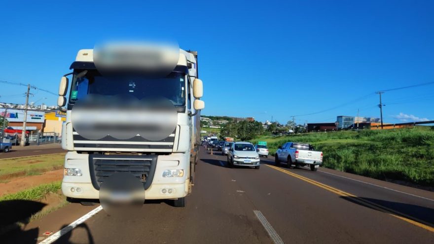Carreta com problema mecânico causa lentidão na BR-277, em Cascavel