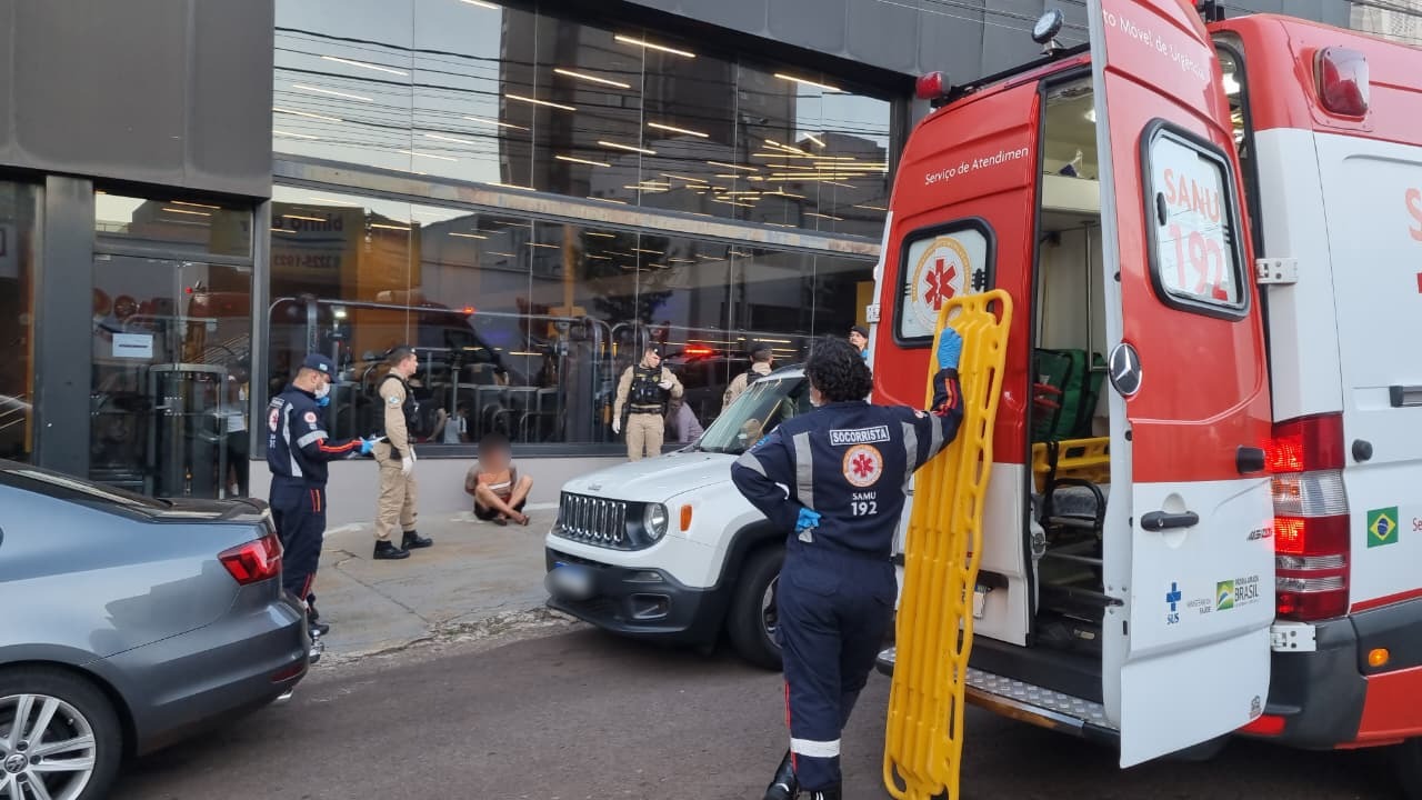 Homem em surto ameaça pedestres no Centro de Cascavel; PM e Samu são acionados Homem em surto ameaça pedestres no Centro de Cascavel; PM e Samu são acionados