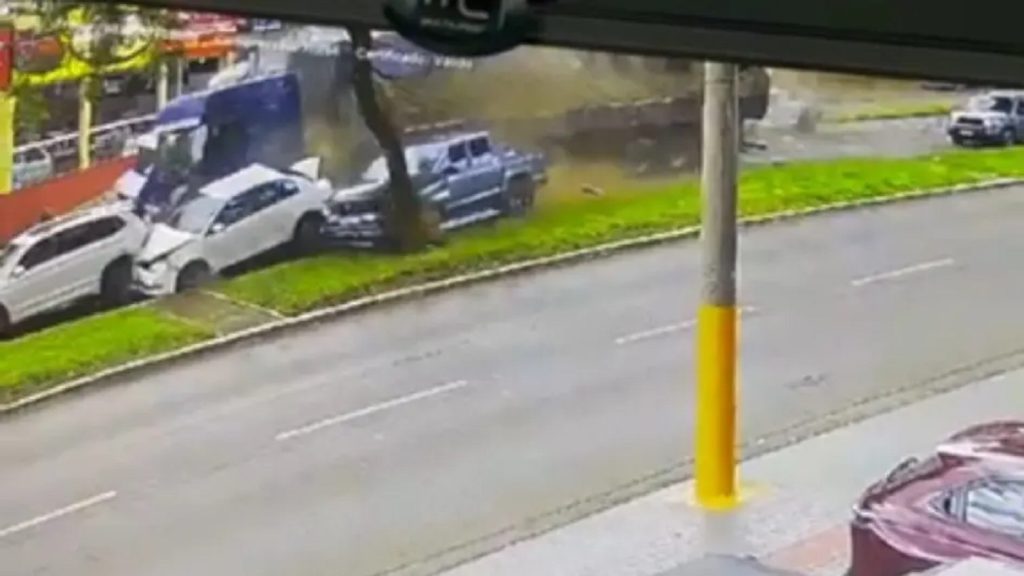 VÍDEO: Câmera flagra grave acidente com carreta desgovernada e diversos veículos em Chapecó