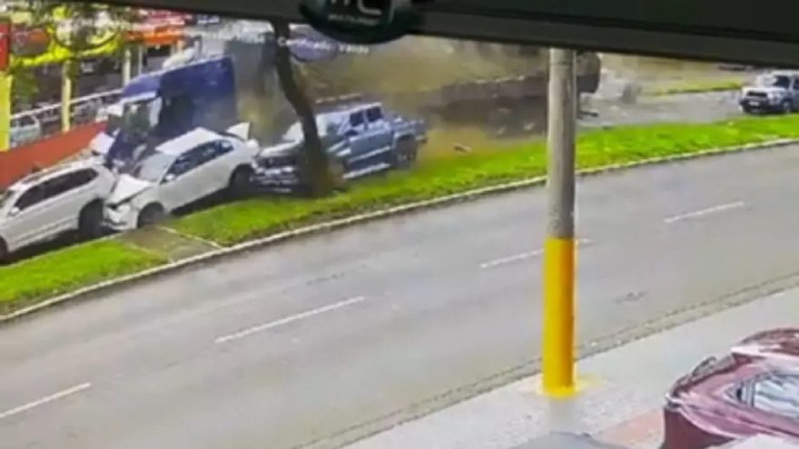 VÍDEO: Câmera flagra grave acidente com carreta desgovernada e diversos veículos em Chapecó