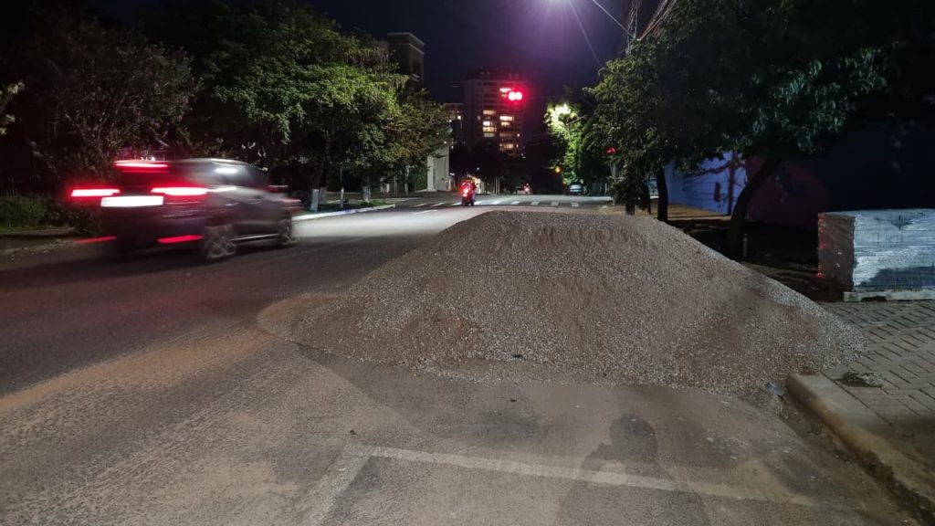 Internautas denunciam: areia de obra invade pista e gera risco de acidentes na Rua Voluntários da Pátria