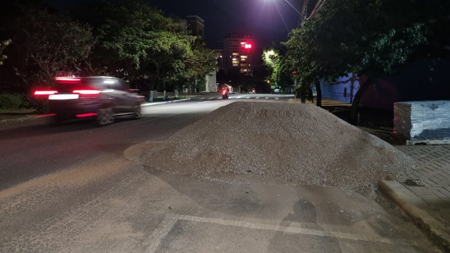 Internautas denunciam: areia de obra invade pista e gera risco de acidentes na Rua Voluntários da Pátria