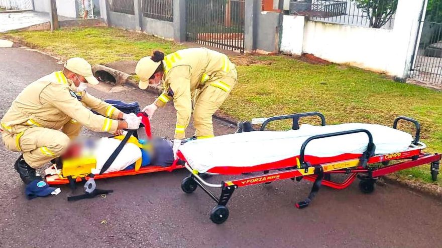 Tentativa de ajeitar o boné termina em queda de bicicleta no bairro Brasília