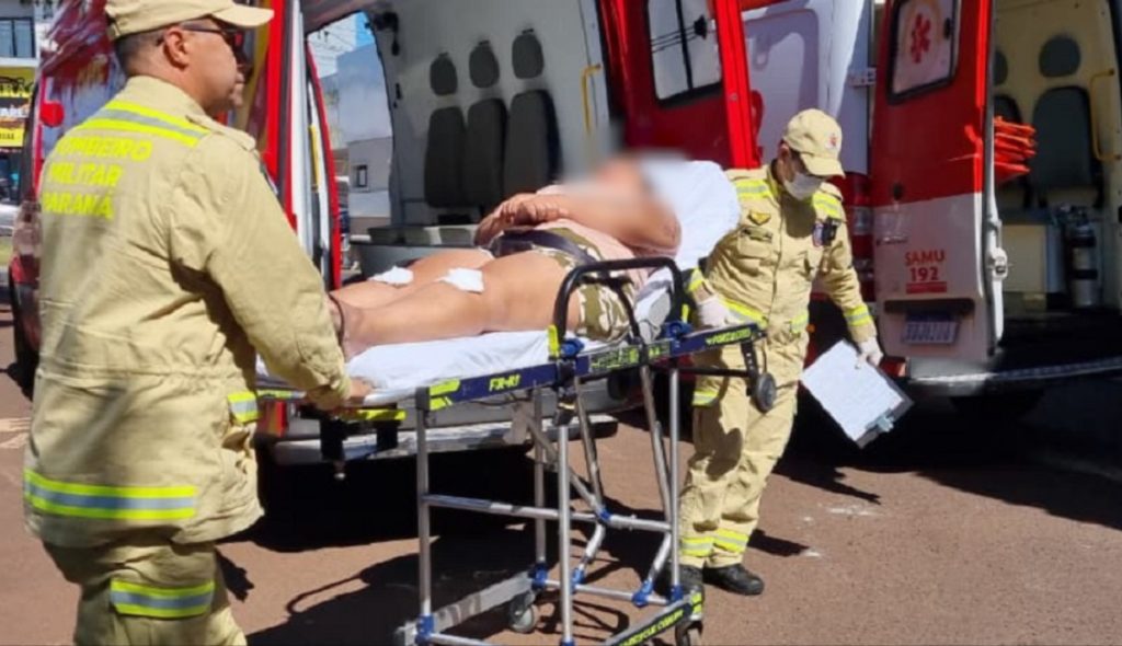 Mulher de bicicleta elétrica bate contra carro e é socorrida por ambulância no Interlagos Mulher de bicicleta elétrica bate contra carro e é socorrida por ambulância no Interlagos