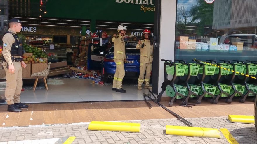 BMW invade mercado e deixa feridos no Centro de Cascavel