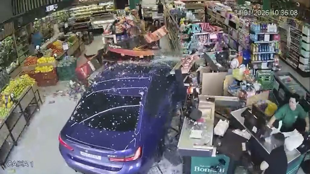 Instante exato e destruição interna: veja imagens da BMW invadindo mercado no Centro de Cascavel Instante exato e destruição interna: veja imagens da BMW invadindo mercado no Centro de Cascavel