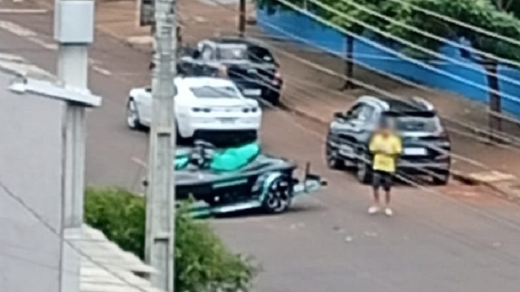Tiggo e Camaro com jet-ski batem em cruzamento no Santa Cruz Tiggo e Camaro com jet-ski batem em cruzamento no Santa Cruz