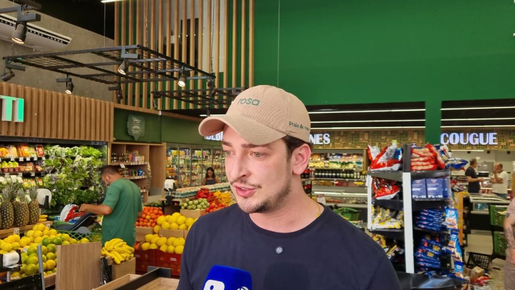 “Vamos organizar a loja e atender”. Empresário retoma atendimento em supermercado de Cascavel invadido por BMW “Vamos organizar a loja e atender”. Empresário retoma atendimento em supermercado de Cascavel invadido por BMW