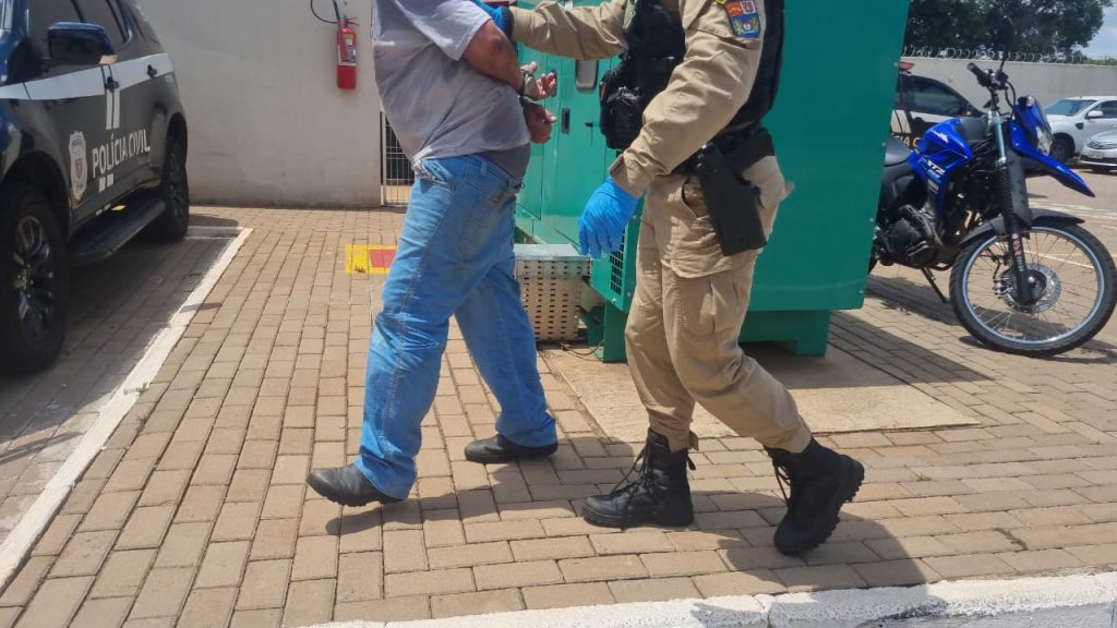 Homem embriagado discute, briga, apanha, ameaça, insulta a PM e é preso no São Cristóvão Homem embriagado discute, briga, apanha, ameaça, insulta a PM e é preso no São Cristóvão