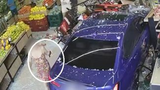 Detalhe em vídeo mostra motorista com celular na mão ao invadir supermercado com BMW