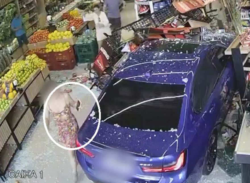 Detalhe em vídeo mostra motorista com celular na mão ao invadir supermercado com BMW