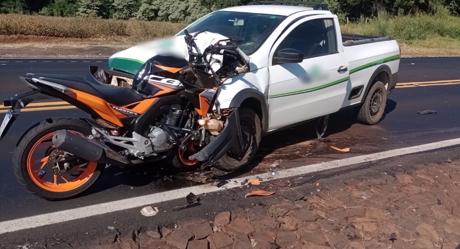 Moto fica cravada em Saveiro e motociclista morre na PR-280