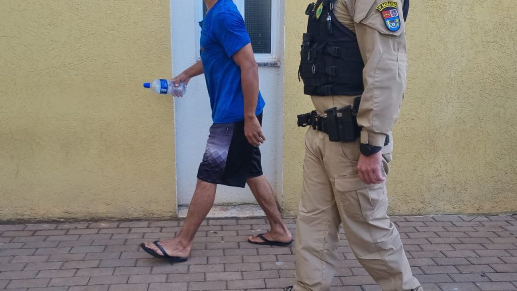Homem é levado à delegacia após acusação de dano psicológico à companheira