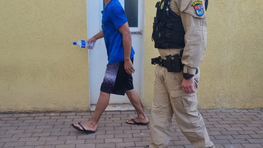 Homem é levado à delegacia após acusação de dano psicológico à companheira