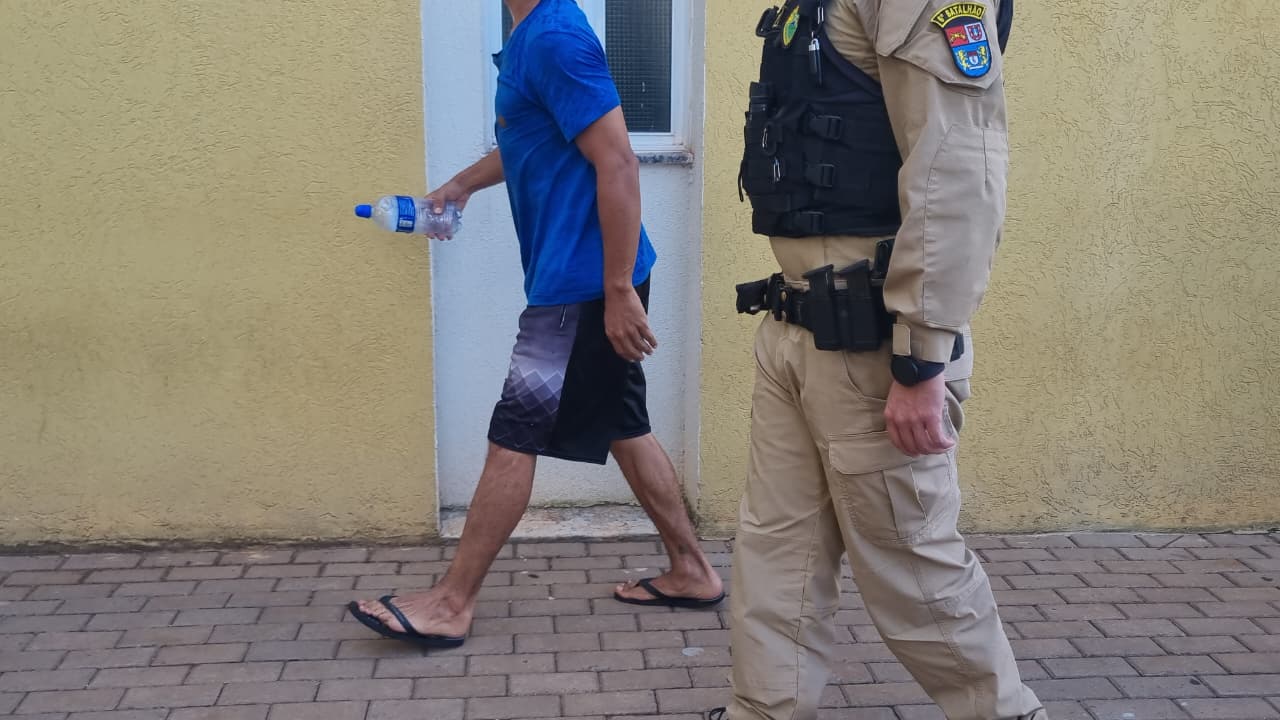 Homem é levado à delegacia após acusação de dano psicológico à companheira