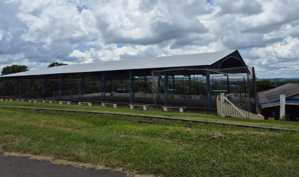 Futebol vira pesadelo: homem bate cabeça no muro e fica em estado grave