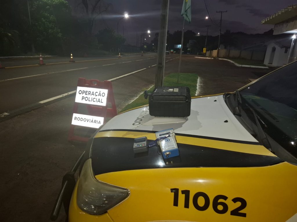 Motorista de 65 anos é detido após teste do etilômetro na PR-180